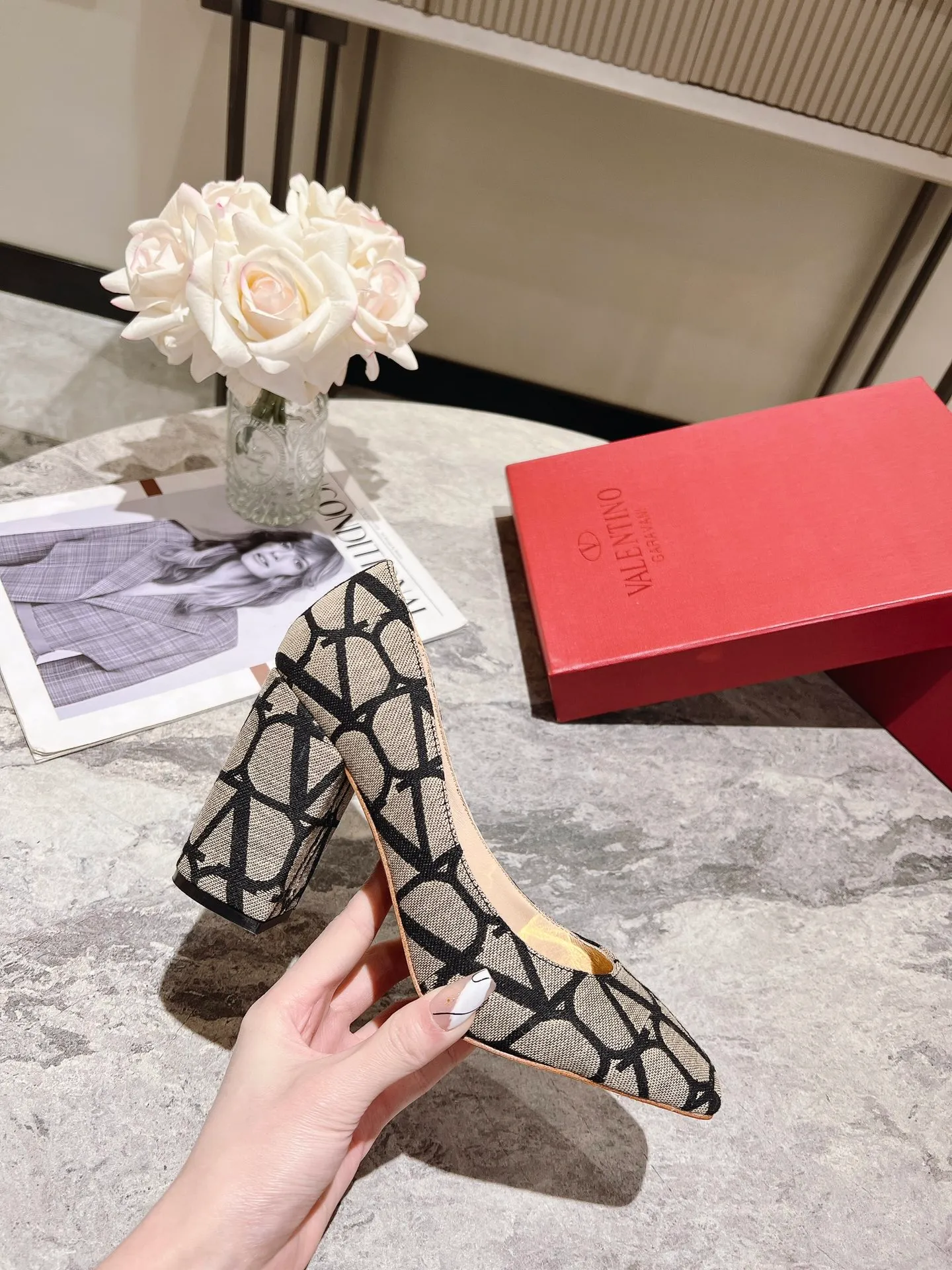 👟👟Ex-factory price 440👟👟 Genuine leather sole +40 Top version 𝑉𝐴𝐿𝐸𝑁𝑇𝐼𝑁𝑂 Valentino new spring and summer women's 5⃣️ color spring shoes. The unique [V logo fabric print pattern] brings out a full sense of high-end, and the new season will live up to expectations! Worth buying★Absolutely high-grade❥Original method, Absolutely sensual❥Elegant style, creating a different feeling, simple and elegant style!  Code number: 35-41 (34-42 customized) Fabric: Fabric printed cloth Lining: Sheepskin lining Heel height: 6cm～8.5cm2⃣️ options Leather outsole Rubber outsole